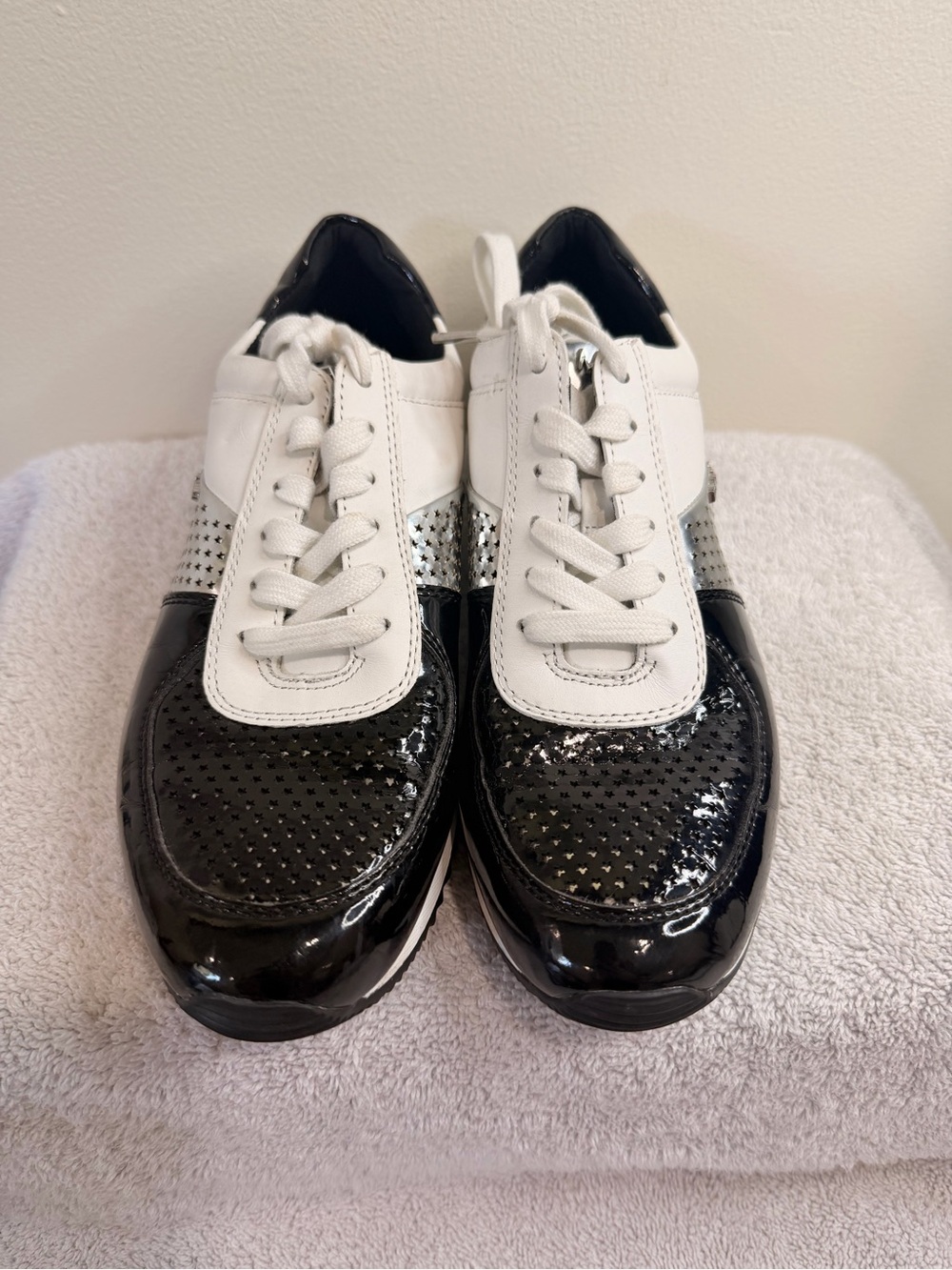 Men's Black and White Athletic Sneakers - Classic Two-Tone Comfort size 9M
